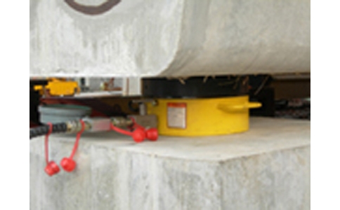 超薄型液壓千斤頂用于橋梁